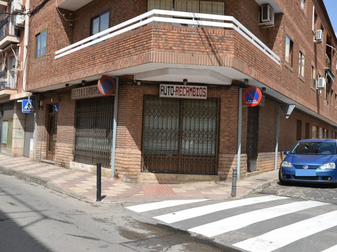 Local Céntrico en calle Arenas c/v a Reyes Católicos